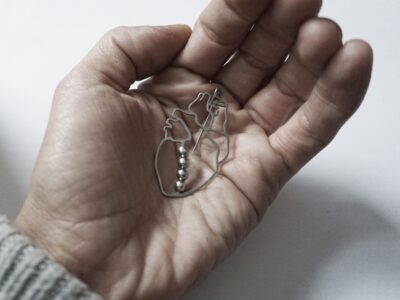 Brož srdce na dlani